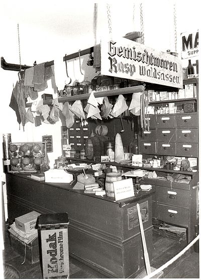 Der Gemischtwarenladen wurde bis zur Mitte des 20. Jahrhunderts von der Familie Rasp in Waldsassen betrieben. Danach wurden Teile des Inventars dem Stiftlandmuseum gespendet, 1980er Jahre, Foto: Archiv Stadt Waldsassen.