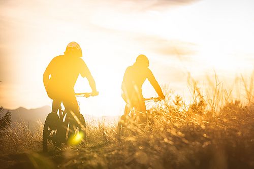 Zwei Personen, die mit dem Fahrrad fahren. 