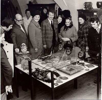 : An einem Tag der offenen Tür durften Besucher einen ersten Blick auf die Sammlung des neu gegründeten Stiftlandmuseums werfen, Frühjahr 1975, Foto: Gammanick.