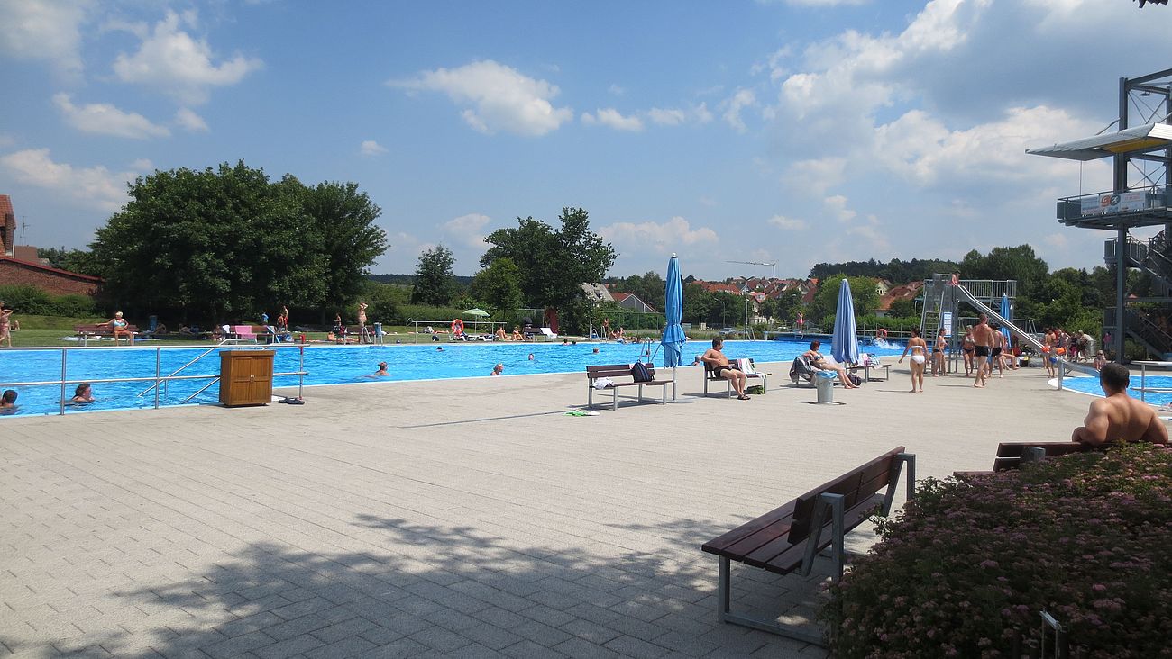 Blick auf das Schwimmerbecken im Egrensisbad Waldsassen.