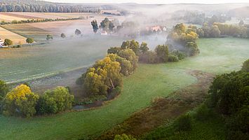 Mitterhof am Morgen mit Nebel.